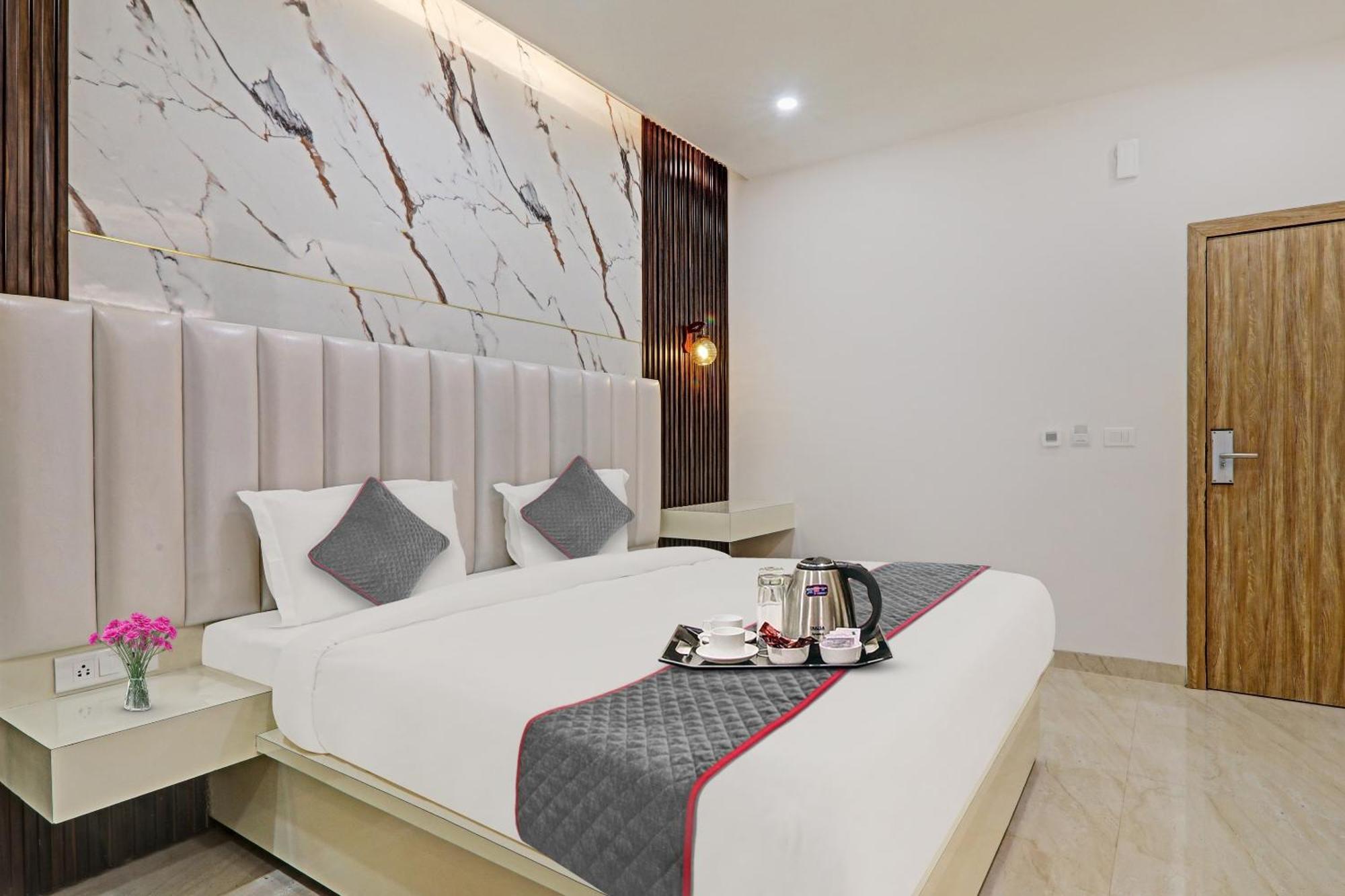 Super Townhouse Hotel Impact Chinhat Exterior foto